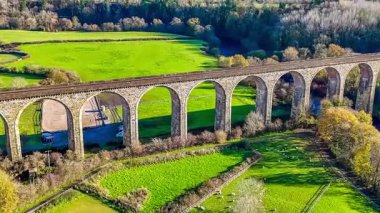 Chirk, Wales yakınlarındaki Cefn viyadük 'ün dönen hava görüntüsü.