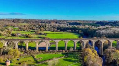 Chirk, Galler yakınlarındaki Cefn viyadük üzerinde yükselen bir hava manzarası