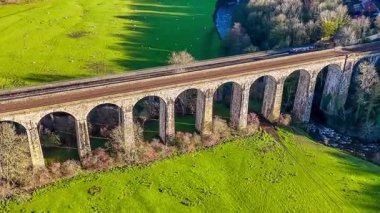 Wrexham, Galler 'deki Chirk viyadükünün dönen hava görüntüsü.