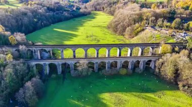 Chirk, Wrexham, Galler 'de viyadük ve su kemerinin güneyinden çekilen bir hava manzarası