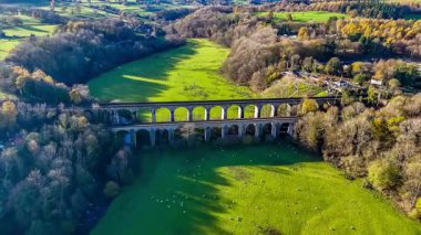 Chirk, Wrexham, Galler 'de viyadük ve su kemerinin güney tarafında dönen bir hava manzarası.