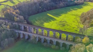 Chirk, Wrexham, Galler 'de viyadük ve su kemerinin güney tarafında dönen bir hava manzarası.