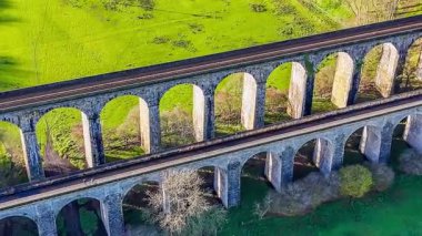 Chirk, Wrexham, Galler 'de viyadük ve su kemerinin güney tarafında dönen bir hava manzarası.