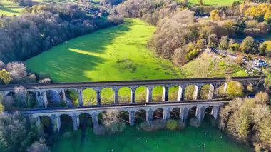 Chirk, Wrexham, Galler 'de viyadük ve su kemerinin üzerinde yükselen bir hava manzarası
