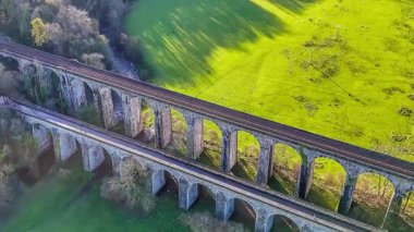 Chirk, Wrexham, Galler 'de viyadük ve su kemerinin güney tarafından çekilen bir hava manzarası