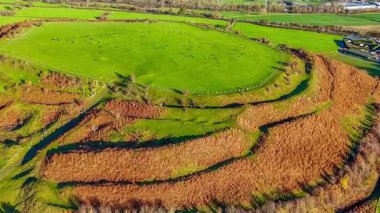 Galler, Oswestry 'deki eski demir çağı tepesinin üzerinde dönen bir hava manzarası.