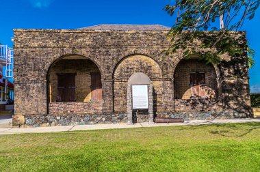 Ocak ayında, Tobago, Scarborough 'un yukarısındaki King George Kalesi' ndeki eve doğru bir manzara.