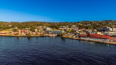 Ocak ayının aydınlık bir sabahı Tobago, Scarborough limanının üstünde bir manzara