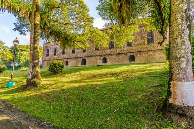 Ocak ayında Tobago 'da Scarborough' un yukarısındaki Fort King George 'daki binalara doğru bir manzara.