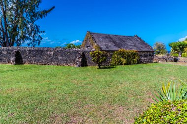 Ocak ayının aydınlık bir sabahında Tobago 'daki James Kalesi ve harabeleri boyunca bir manzara.