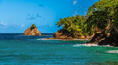 Ocak ayında Tobago 'daki İngiliz Körfezi girişindeki kayalık adalara bakan bir manzara.