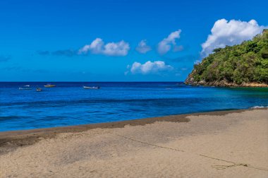 Ocak ayının aydınlık bir gününde Tobago 'daki İngiliz Körfezi' nde bir deniz manzarası