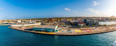 Aydınlık bir sabahta Oranjestad, Aruba 'daki gemi limanı boyunca geniş bir açı.