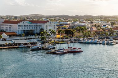 Açık bir sabahta Oranjestad, Aruba 'daki yat limanından marinanın uzak köşesine doğru bir manzara.