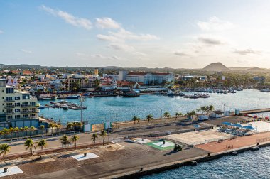 Oranjestad, Aruba 'da açık bir sabahta gemi terminali ve marina manzarası