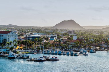 Aydınlık bir sabahta Oranjestad, Aruba 'daki yat limanının yakın görüntüsü.