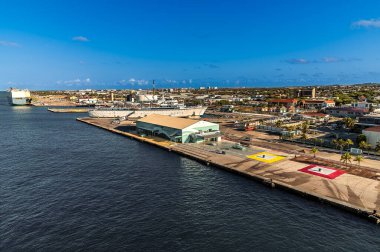 Oranjestad, Aruba 'daki rıhtım boyunca parlak bir sabah manzarası