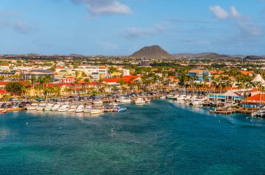 Oranjestad, Aruba 'daki marinanın güney tarafındaki gemi limanından bir manzara.