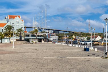 Brion Meydanı boyunca Willemstad, Curacao 'daki rıhtım boyunca parlak bir sabah manzarası
