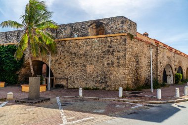 Parlak bir sabahta Willemstad, Curacao 'daki Punda bölgesindeki Waterfort kemerlerine doğru bir manzara