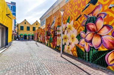 Curacao, Willemstad 'ın Punda semtinde Waaigat körfezinin yanındaki renkli bir yan cadde manzarası