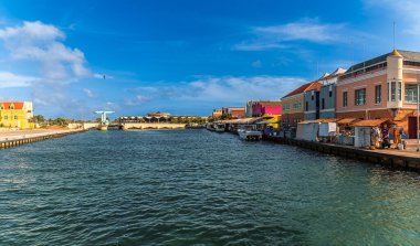 Willemstad, Curacao 'da, Punda bölgesinde Waaigat körfezinin aşağısında aydınlık bir sabah manzarası