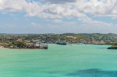 Güneşli bir günde helikopterden Saint Johns, Antigua 'ya doğru bir manzara.