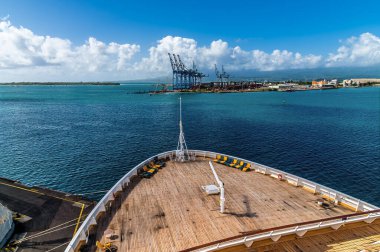 Guadeloupe 'daki gemi terminalinde, Pointe' de demirlemiş bir geminin önü.