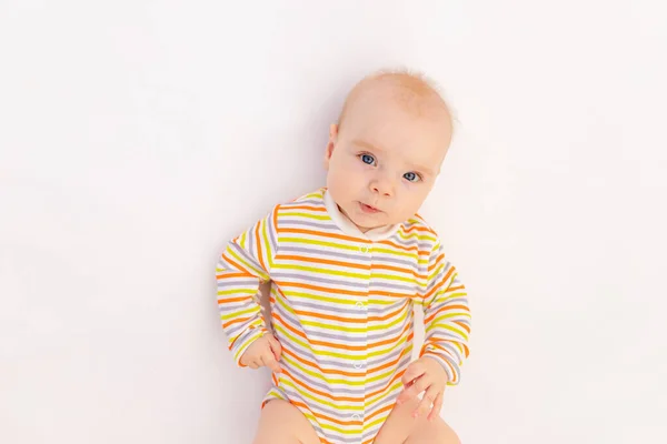 Niña Sonriente Meses Acostada Sobre Fondo Blanco Aislado Traje Cuerpo —  Fotos de Stock