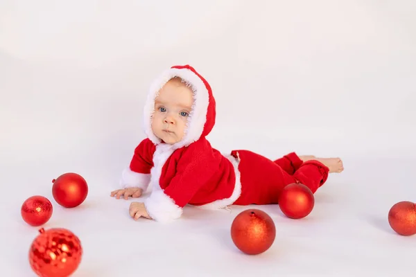 Petit Enfant Trouve Dans Costume Père Noël Sur Fond Blanc — Photo