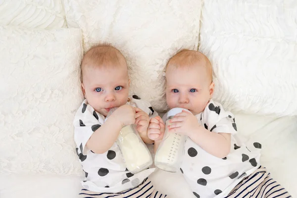 Dwa Bliźniaki Brat Siostra Miesięcy Leżą Łóżku Piżamie Piją Mleko — Zdjęcie stockowe