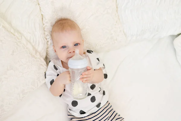 Dziecko Wieku Miesięcy Leżące Łóżku Piżamie Pijące Mleko Butelki Koncepcja — Zdjęcie stockowe