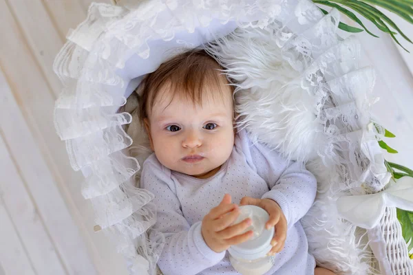 Lille Baby Pige Ligger Smuk Vugge Hvid Kropsdragt Derhjemme Holder - Stock-foto