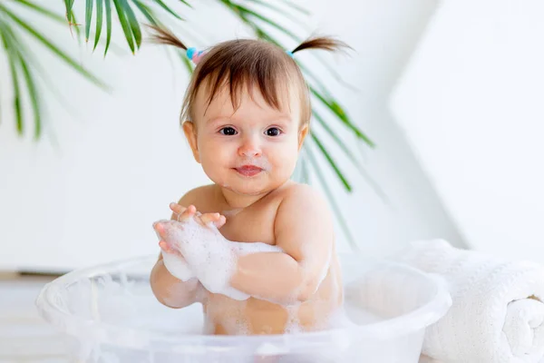 Felice Bambina Lava Gioca Bacino Con Schiuma Acqua Una Stanza — Foto Stock