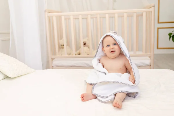 Bebé Niño Meses Sentado Una Cama Blanca Una Toalla Blanca —  Fotos de Stock