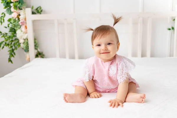 Menina Alegre Seis Meses Idade Sentado Belo Quarto Brilhante Uma — Fotografia de Stock