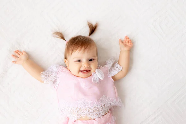 Retrato Uma Menina Pequena Seis Meses Idade Uma Cama Branca — Fotografia de Stock