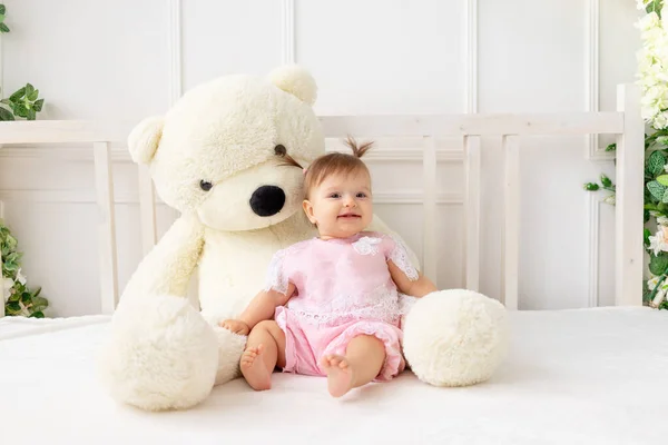 Menina Pequena Feliz Seis Meses Idade Sentado Uma Cama Branca — Fotografia de Stock
