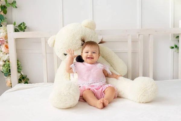 Menina Pequena Feliz Seis Meses Idade Sentado Uma Cama Branca — Fotografia de Stock