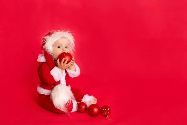 Petit Enfant Surpris Six Mois Costume Père Noël Est Assis — Photo