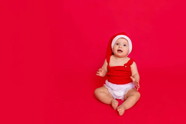 Ein Kleines Kind Von Sechs Monaten Mit Weihnachtsmütze Sitzt Auf — Stockfoto