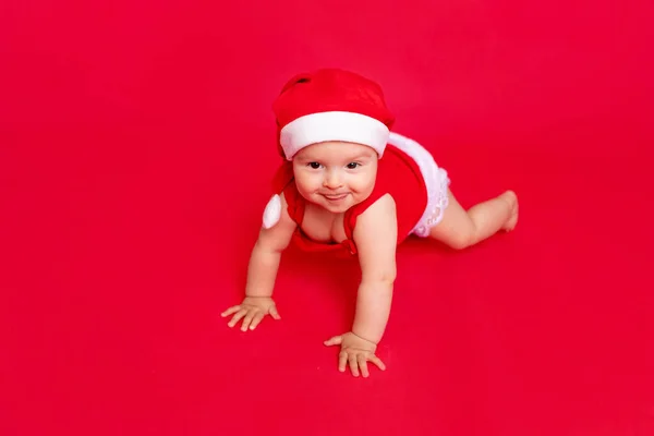 Petit Enfant Six Mois Dans Chapeau Père Noël Est Assis — Photo