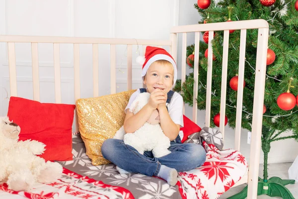 Enfant Dans Chapeau Est Assis Dans Berceau Dans Une Chambre — Photo