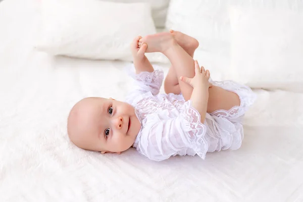 Das Kind Hält Die Beine Auf Weißem Hintergrund Auf Dem — Stockfoto