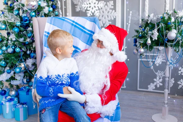 Père Noël Tient Bébé Dans Ses Bras Près Arbre Noël — Photo