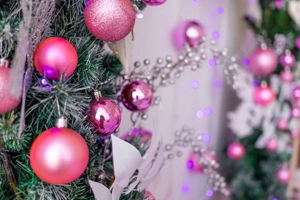 Decoração Natal Rosa Árvores Natal Com Balões Guirlandas — Fotografia de Stock