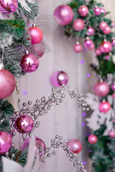 Decoração Natal Rosa Árvores Natal Com Balões Guirlandas — Fotografia de Stock