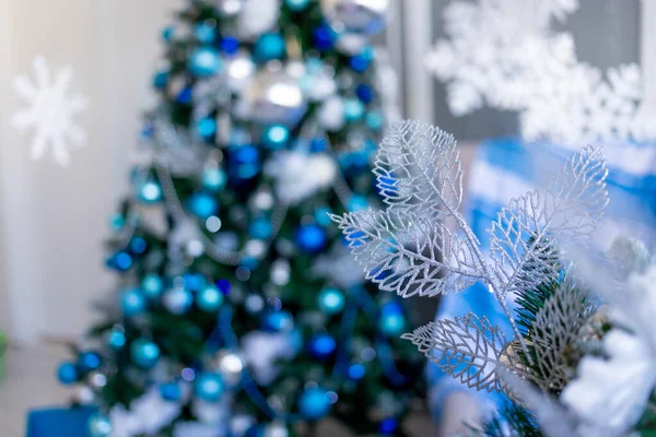 Interior Ano Novo Azul Com Uma Árvore Natal Fora Foco — Fotografia de Stock