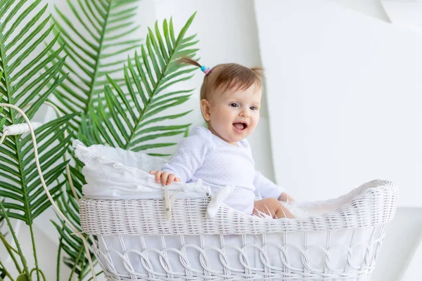 快乐的小女孩穿着白色的紧身衣坐在漂亮的婴儿车里 — 图库照片