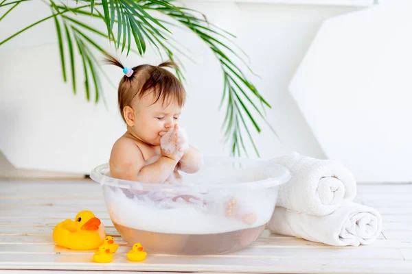 Zabawna Dziewczynka Myje Się Wannie Pianką Wodą Jasnym Pokoju Domu — Zdjęcie stockowe